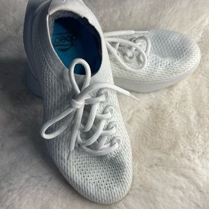 Abeo White Sneakers